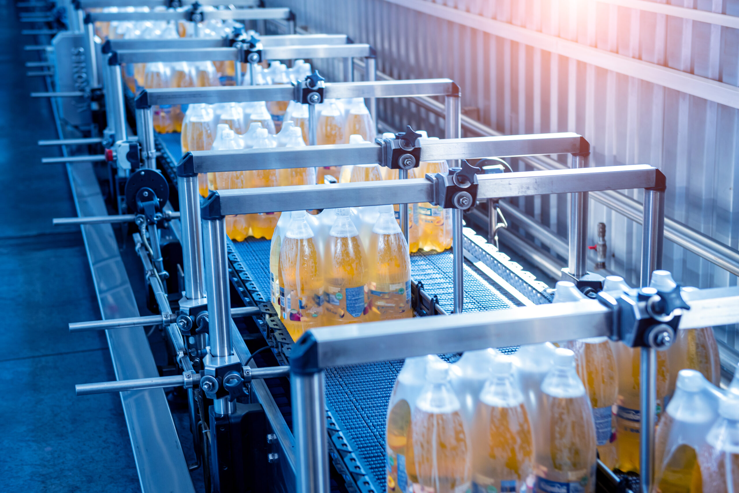 Modern strapping and transporting machine for packaging line at beverage plant